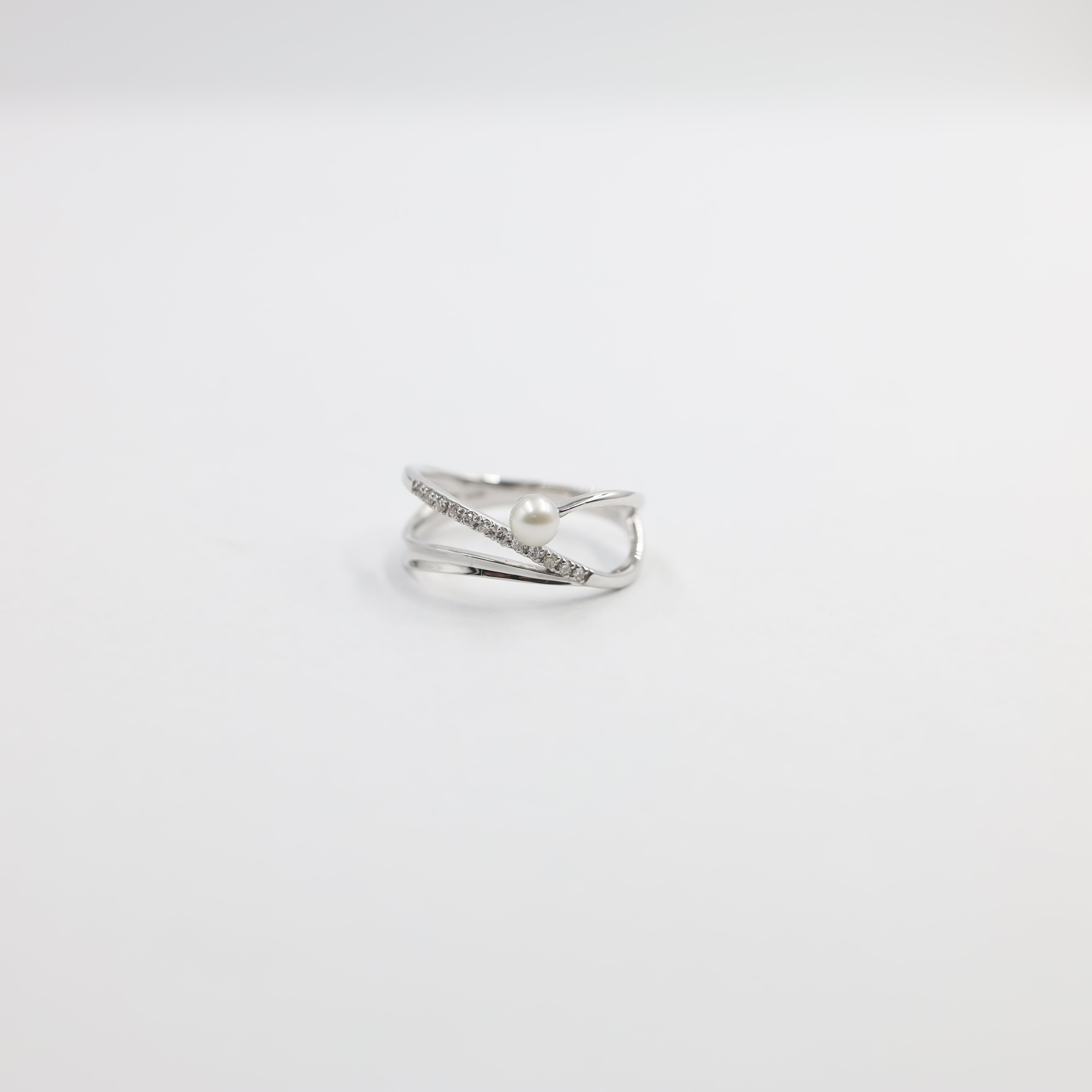 Contemporary ring crafted from K18 WG