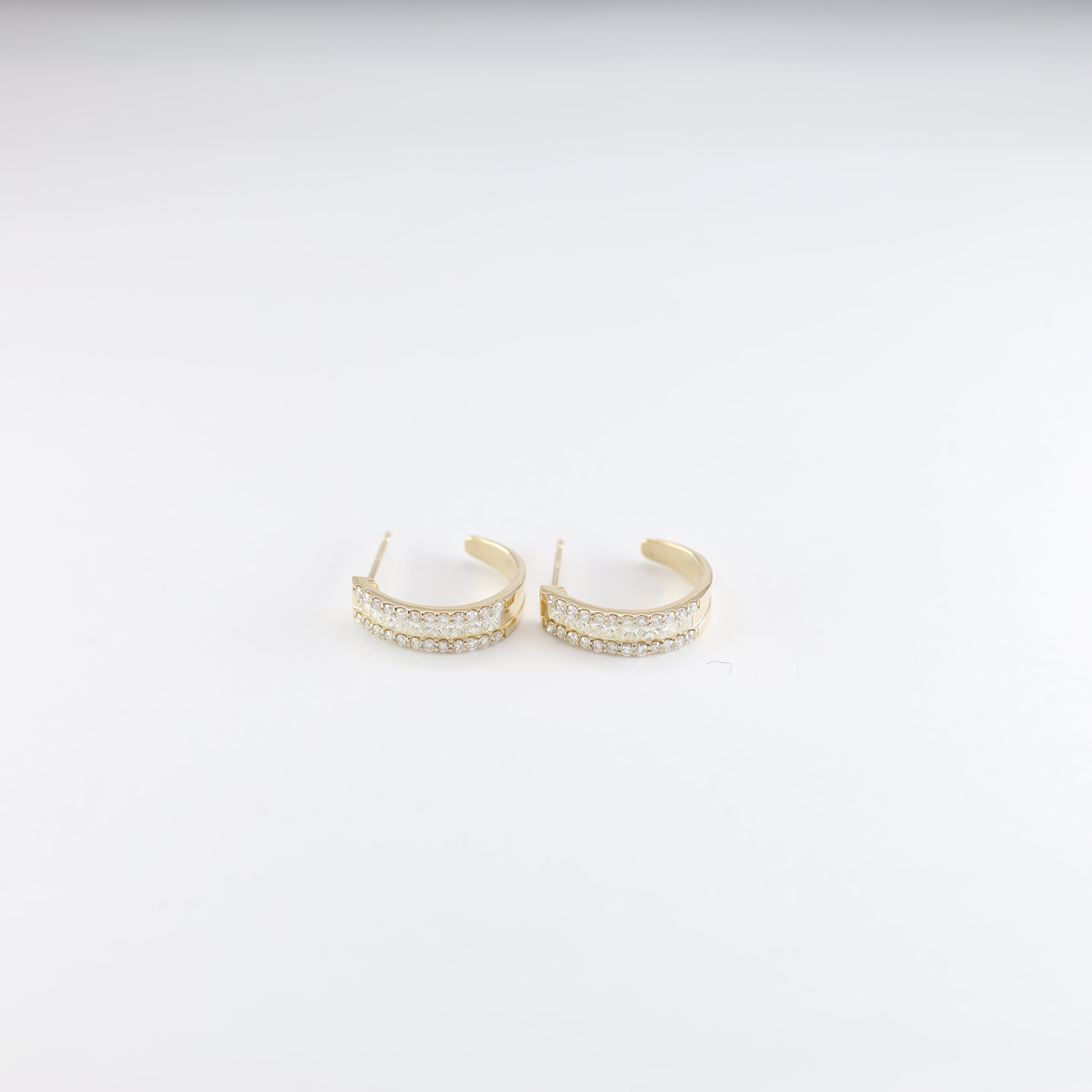 Elegant Pavé Diamond-Style 18K Yellow Gold Curved Hoop Earrings (K18YG)