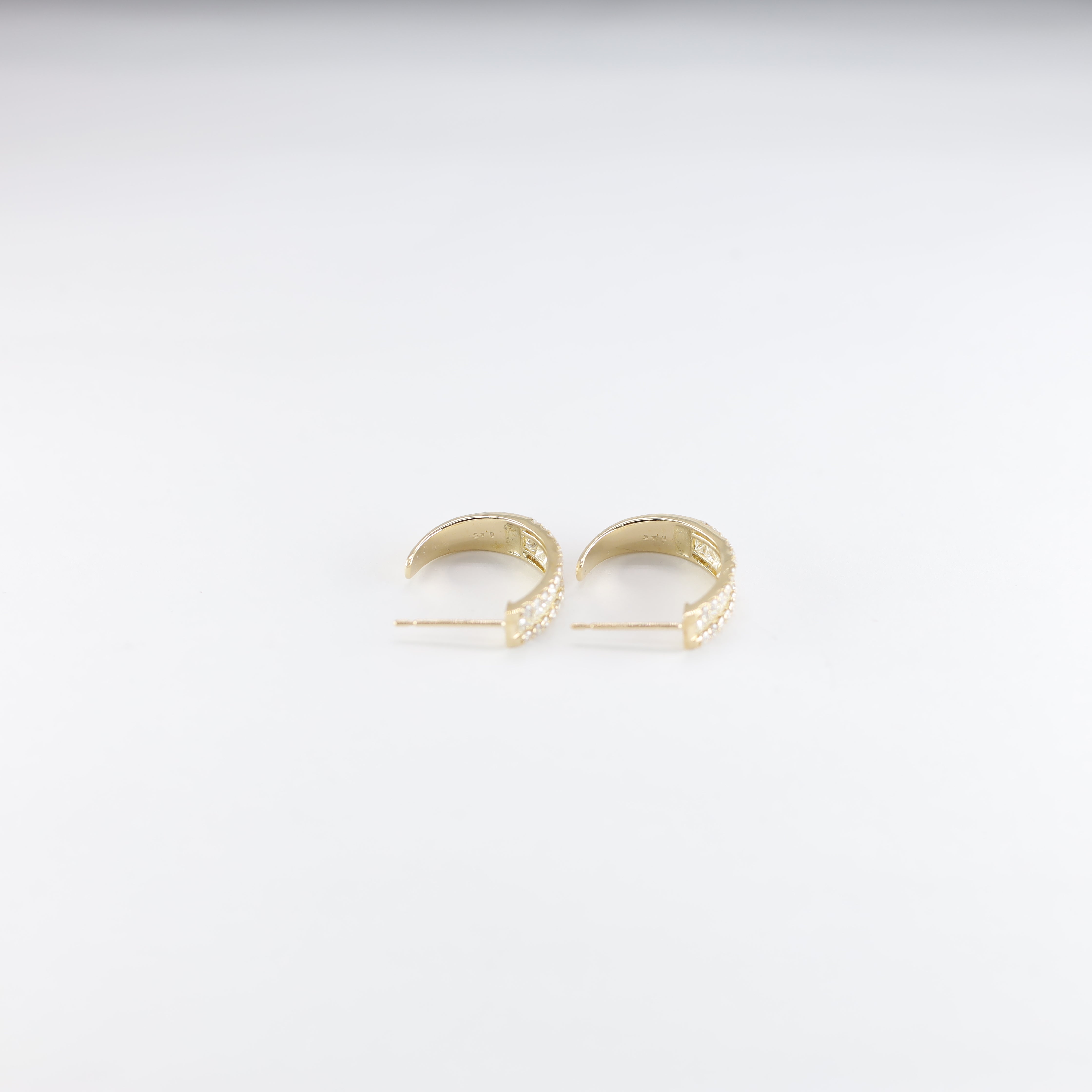 Elegant Pavé Diamond-Style 18K Yellow Gold Curved Hoop Earrings (K18YG)