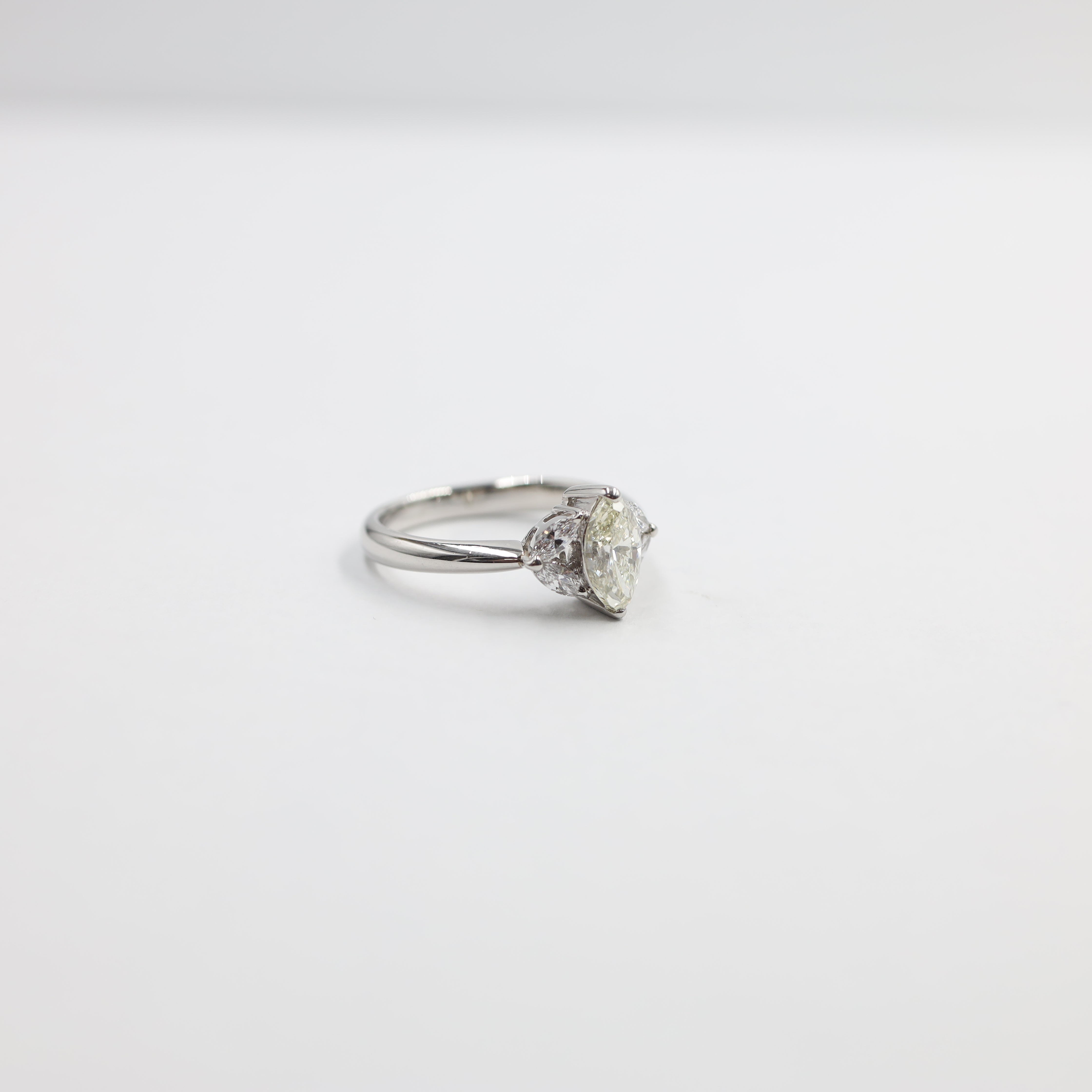 Exquisite Platinum Marquise & Pear Diamond Cluster Ring (PT 900) CGL CERT.