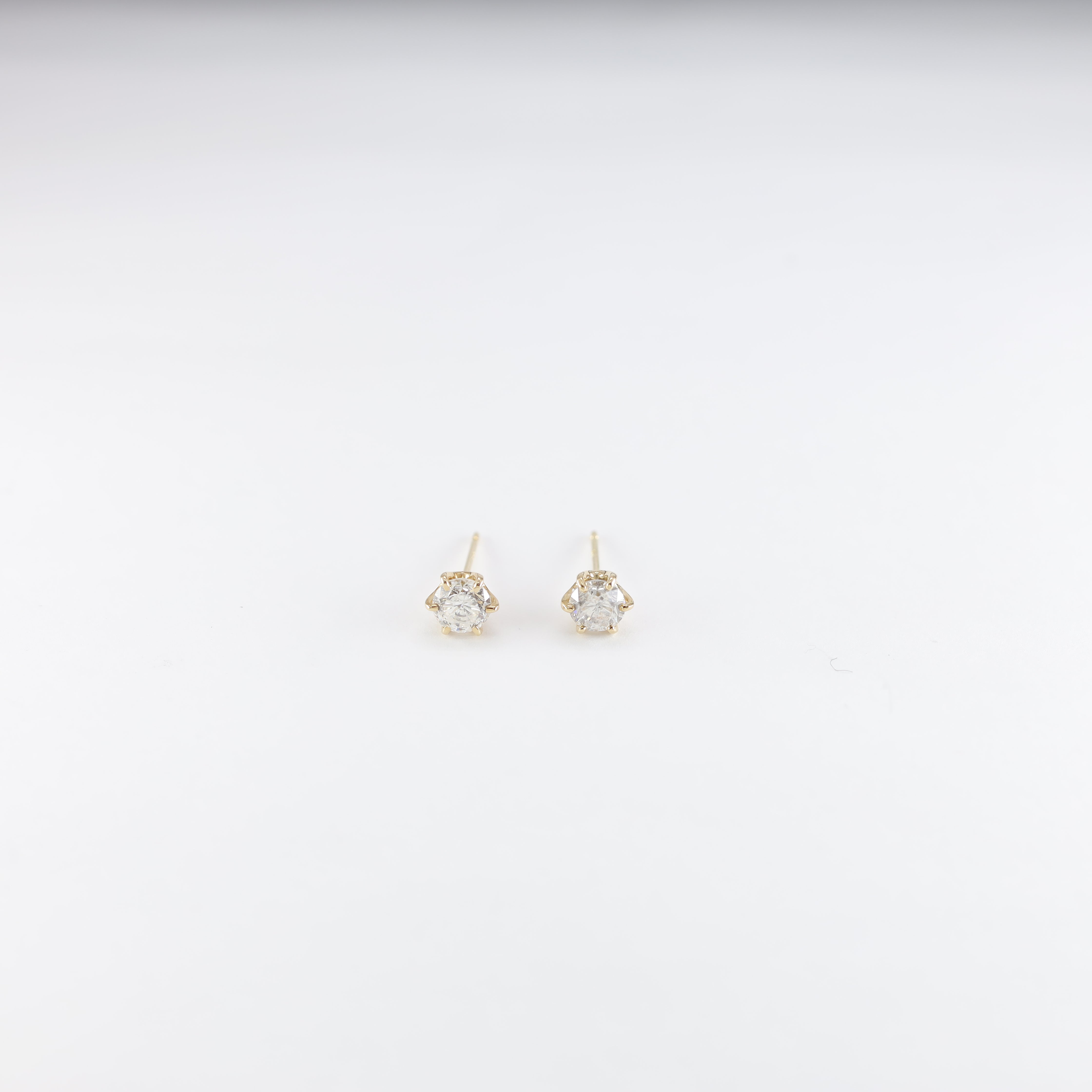 Classic 1.00 Carat Total Weight Diamond Stud Earrings in 18K Yellow Gold