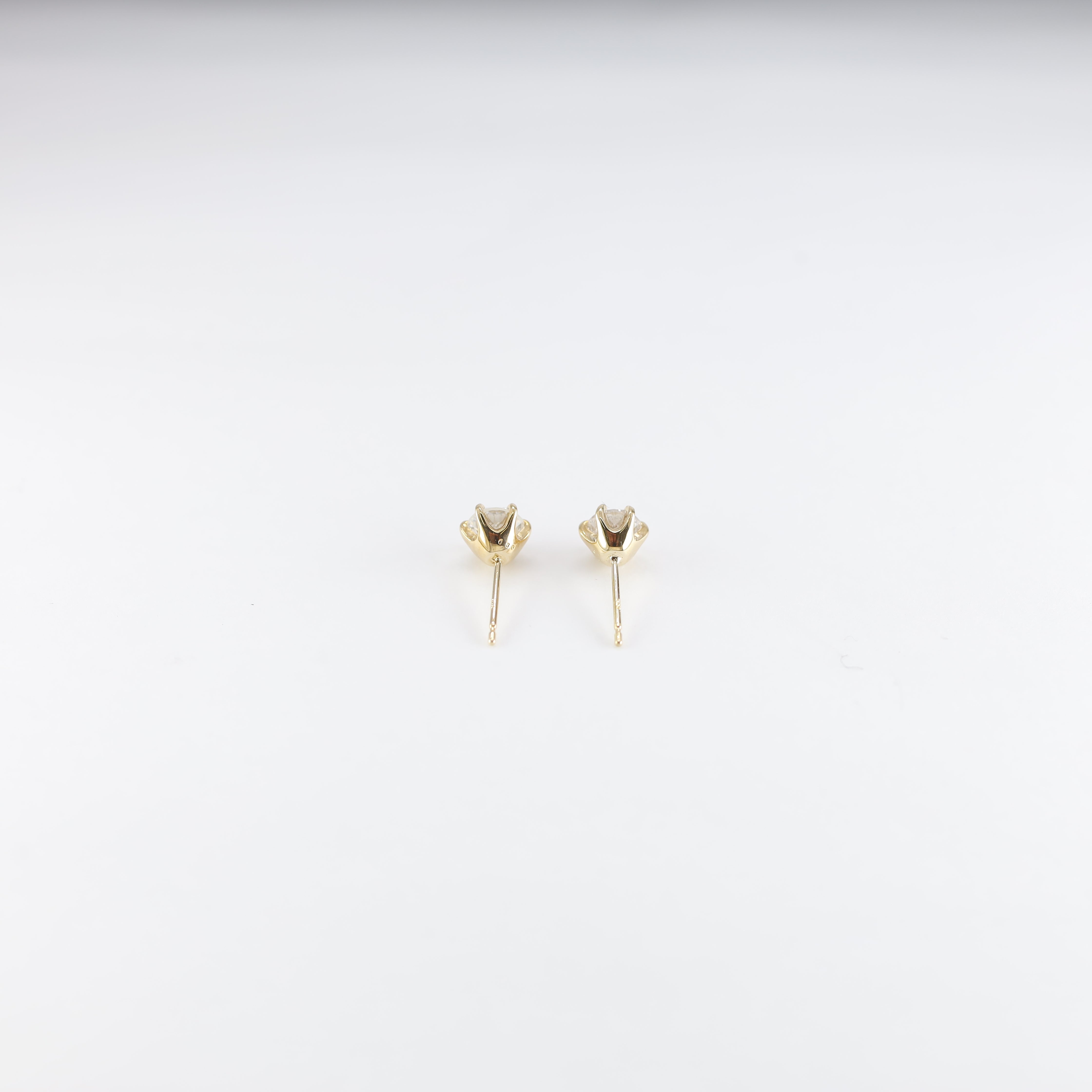 Classic 1.00 Carat Total Weight Diamond Stud Earrings in 18K Yellow Gold