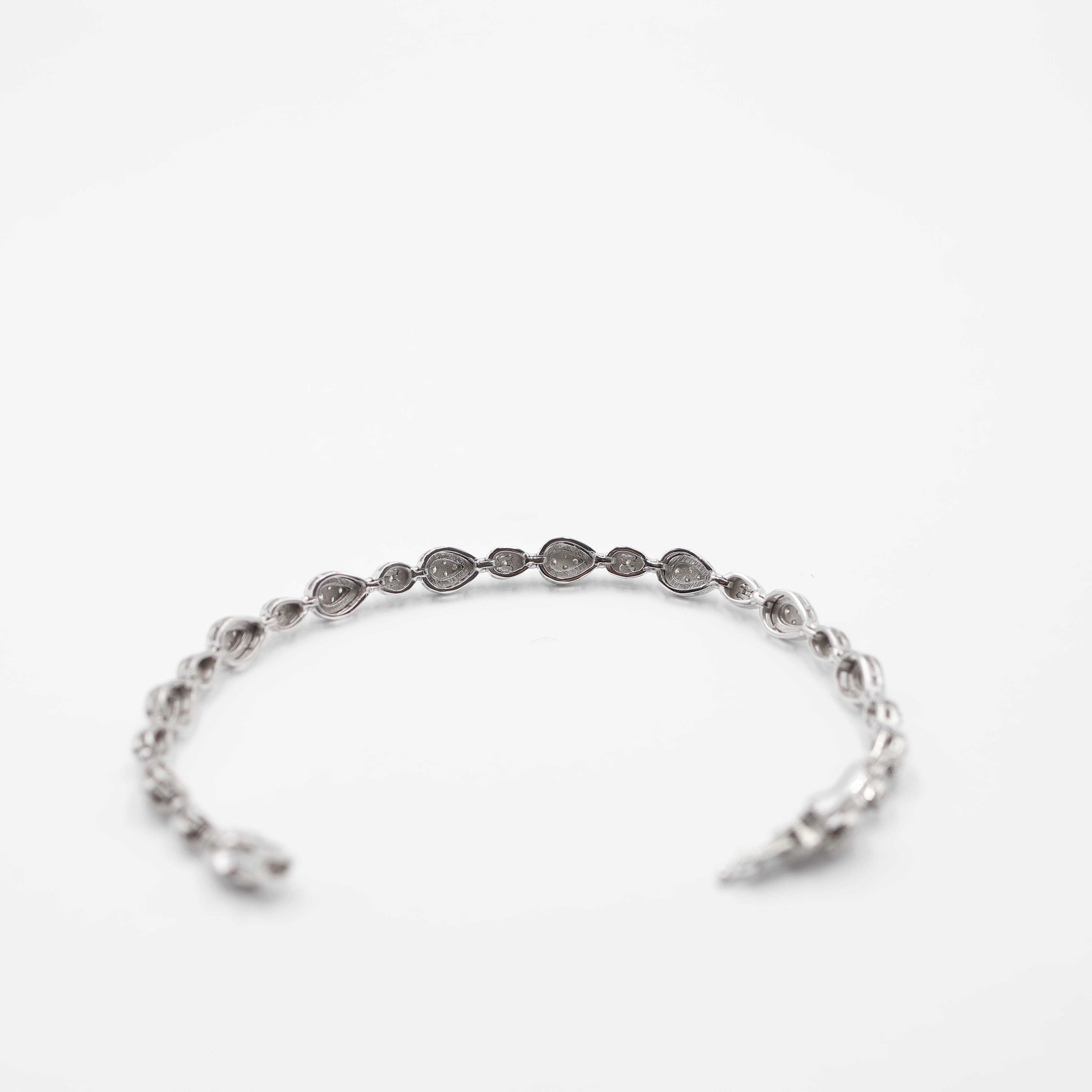 K18 White Gold Diamond Pear-Link Tennis Bracelet